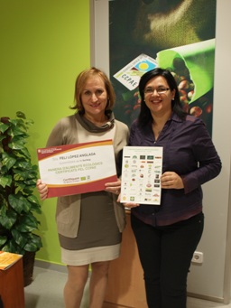 La guanyadora de la panera d'aliments ecològics certificats, la Feli López Anglada (esquerra), amb la Laura Martínez, subdirectora del CCPAE