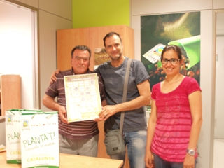 Enric Albaladejo (a l'esquerra), guanyador de la panera més gran del sorteig, amb la directora tècnica del CCPAE, Núria Vallès (a la dreta)